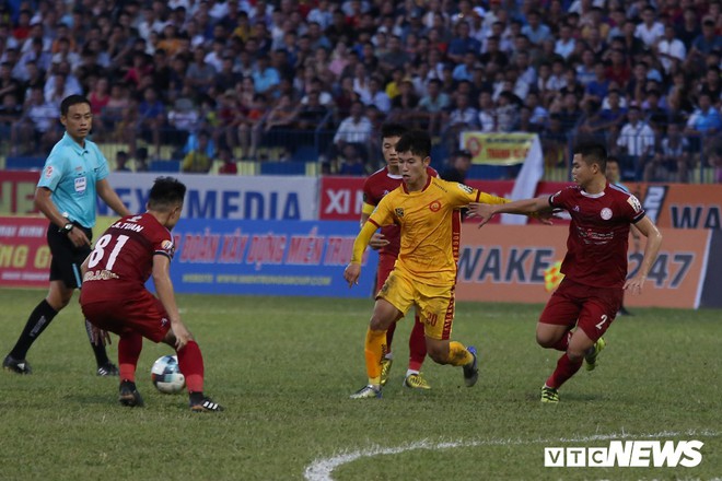 Cánh chim lạ U23 Việt Nam tả xung hữu đột giữa hàng thủ hay nhất V-League - Ảnh 6.