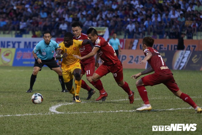 Cánh chim lạ U23 Việt Nam tả xung hữu đột giữa hàng thủ hay nhất V-League - Ảnh 7.