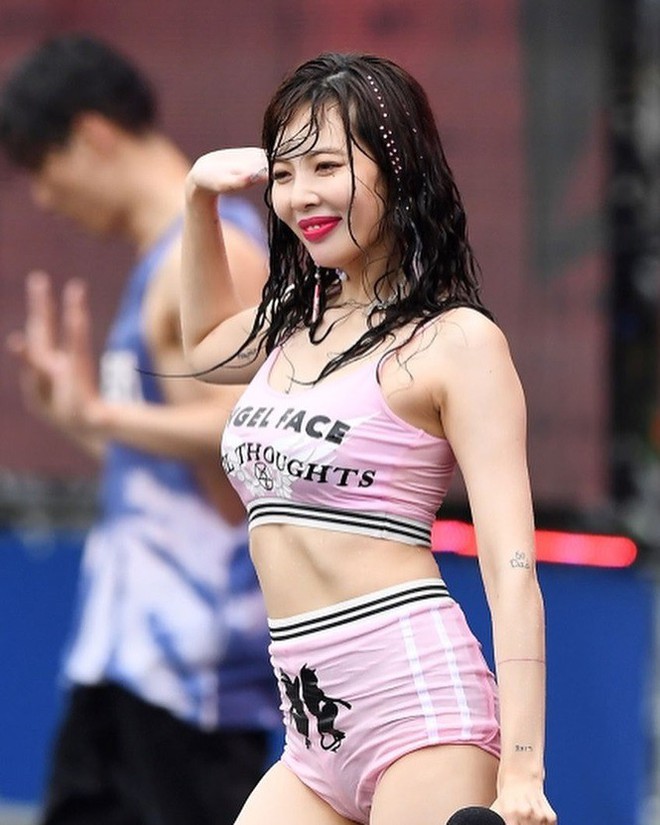 HyunA bị chỉ trích vì ăn mặc, tạo dáng phản cảm tại lễ hội - Ảnh 7.