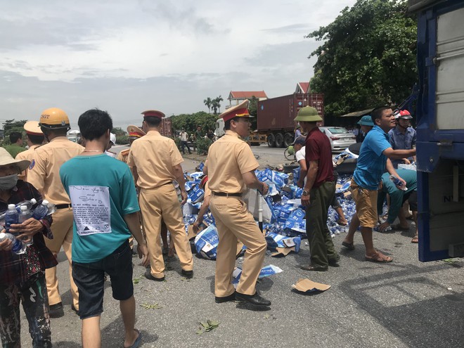 Quốc lộ 5 ùn tắc hơn 10km sau vụ tai nạn, tài xế tắt máy xuống lề đường ngồi tránh nóng - Ảnh 13.