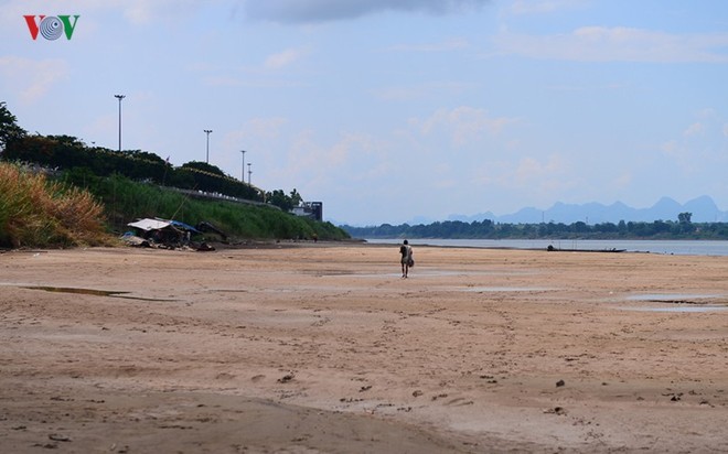 Đông Bắc Thái Lan, sông Mekong cạn trơ đáy, ngư dân khốn đốn - Ảnh 1.