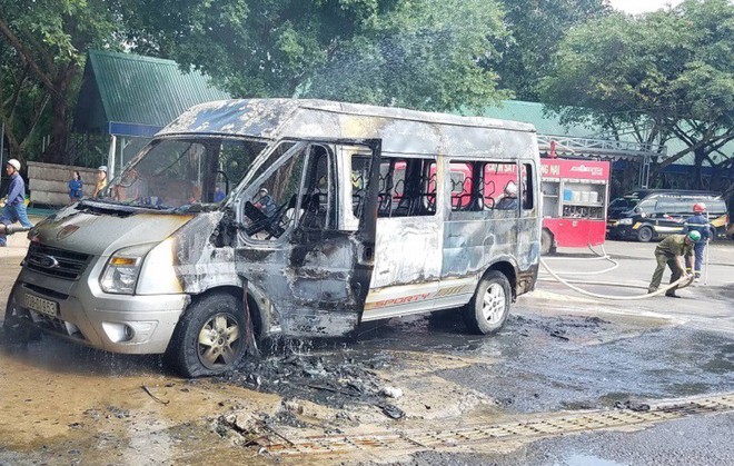 Xe khách 16 chỗ bốc cháy dữ dội tại trạm dừng chân ở Đồng Nai - Ảnh 1.