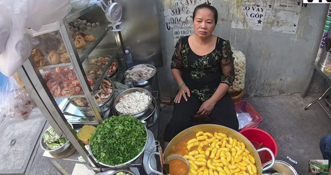 Đến review quán bánh canh 300k nổi tiếng Sài Gòn rồi nhận xét “ế, qua thời hoàng kim”, Youtuber bị chỉ trích kém duyên, cố tình chọc quê chủ quán - Ảnh 2.