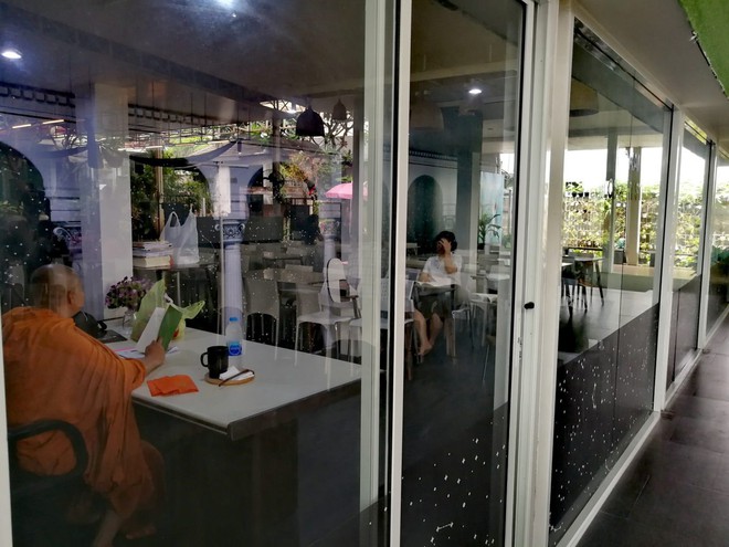 Bên trong quán cà phê chết chóc ở Thái Lan: Khách tha hồ nằm trong quan tài cảm nhận cái chết, đi dạo quanh địa ngục, chụp ảnh với hài cốt - Ảnh 16.