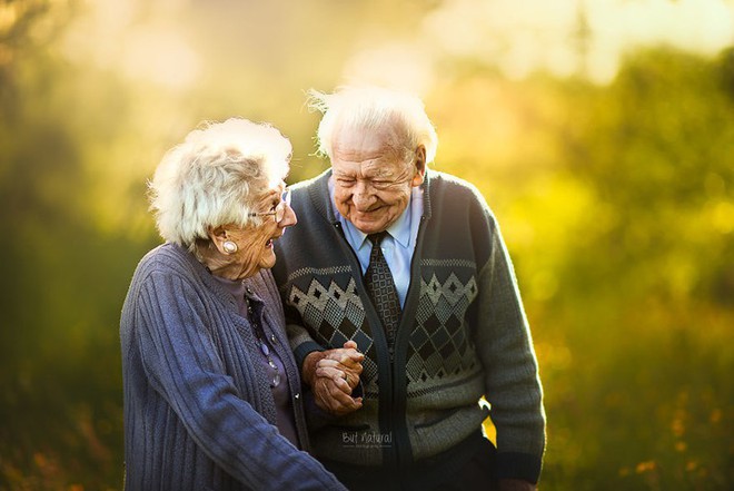 Hãy khám phá bức ảnh cặp đôi về già đầy tình cảm và lãng mạn, chứa đựng những kỷ niệm và chặng đường đã họ đi qua cùng nhau. Với tình yêu bền vững, họ vẫn giữ được những giá trị và ý nghĩa thật đậm đà cho cuộc sống của mình.