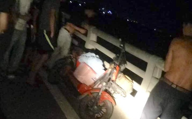 Ná»­a ÄÃªm vá»£ tráº» Äi xe Äáº¡p Äiá»n, mang giá» Äá» ra nháº£y cáº§u tá»± tá»­