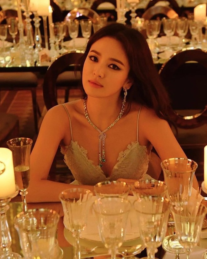 Song Hye Kyo hé lộ thêm ảnh mới bên bàn tiệc, váy áo buông lơi xinh ngất trời - Ảnh 2.