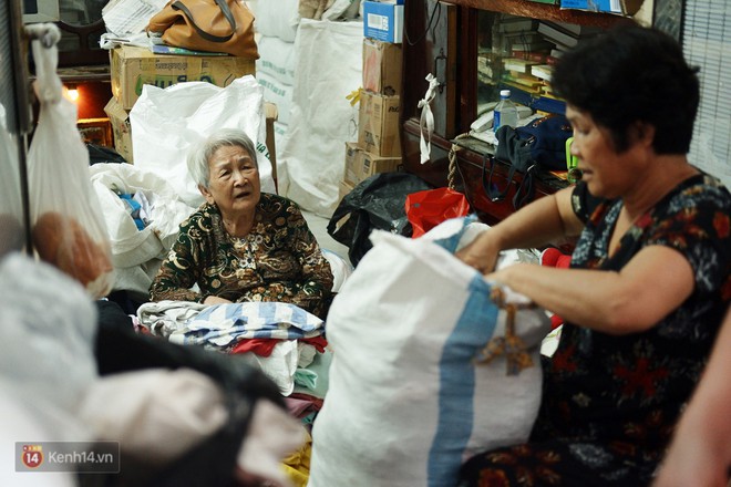  Chuyện 2 bà Bông - Hoa cuối đời rủ nhau góp áo làm từ thiện: Lên Sài Gòn thăm cháu, thấy bà sui làm nên mình làm theo cho đến giờ - Ảnh 9.