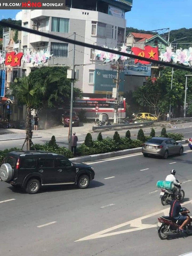 Hiện trường hỗn loạn của vụ tai nạn xe khách nổ lốp tông hàng loạt xe máy ở Quảng Ninh - Ảnh 3.