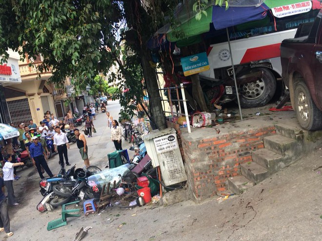 Hiện trường hỗn loạn của vụ tai nạn xe khách nổ lốp tông hàng loạt xe máy ở Quảng Ninh - Ảnh 4.