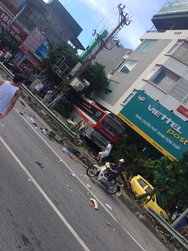 Hiện trường hỗn loạn của vụ tai nạn xe khách nổ lốp tông hàng loạt xe máy ở Quảng Ninh - Ảnh 5.