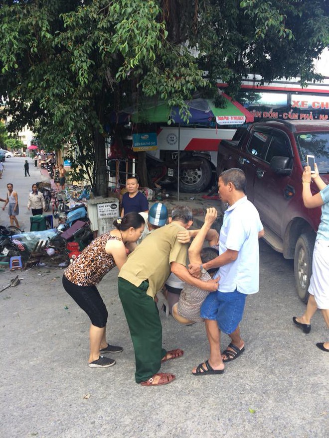 Hiện trường hỗn loạn của vụ tai nạn xe khách nổ lốp tông hàng loạt xe máy ở Quảng Ninh - Ảnh 8.