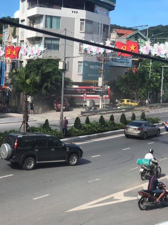 Xe khách đâm hàng loạt xe máy ở Quảng Ninh khiến ít nhất 5 người thương vong - Ảnh 1.