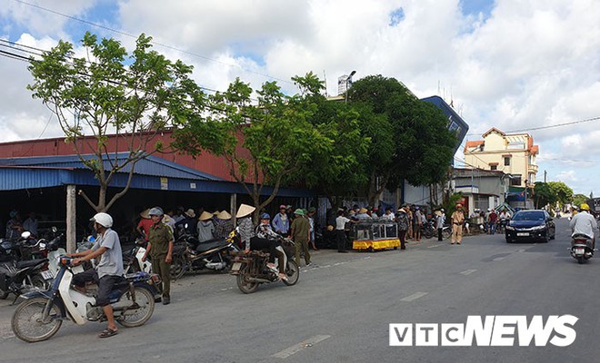 Ảnh: Công an bảo vệ nghiêm ngặt hiện trường vụ hai vợ chồng chết bất thường tại Hải Phòng - Ảnh 2.