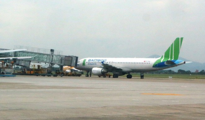 Hành khách mở cửa thoát hiểm ngay trước khi máy bay cất cánh từ Nha Trang đi Hà Nội - Ảnh 1.
