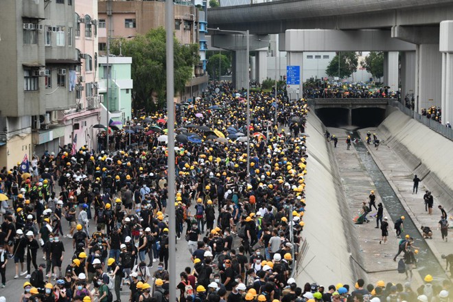 Chống lại lệnh cấm, hàng nghìn người Hong Kong đổ xuống đường biểu tình phản đối Hội Tam hoàng  - Ảnh 2.