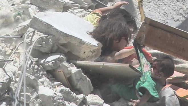 Bức ảnh gây chấn động thế giới: Bé gái 5 tuổi Syria mất mạng khi cố cứu em trong ngôi nhà sập vì trúng tên lửa - Ảnh 2.