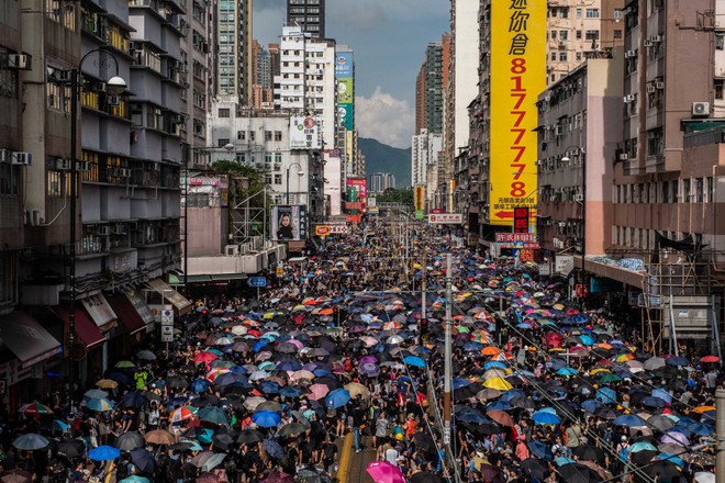 Chống lại lệnh cấm, hàng nghìn người Hong Kong đổ xuống đường biểu tình phản đối Hội Tam hoàng  - Ảnh 3.