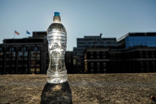 Thời tiết nóng cực đoan có thể sẽ khiến các loại chai nhựa trở nên nguy hiểm - Ảnh 2.