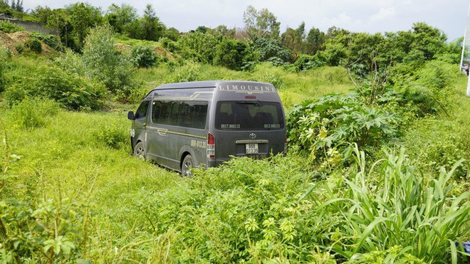 CLIP: Sau tiếng động, tá hỏa với xe Limousine nằm dưới hố, xe khách lao sát nhà dân - Ảnh 1.