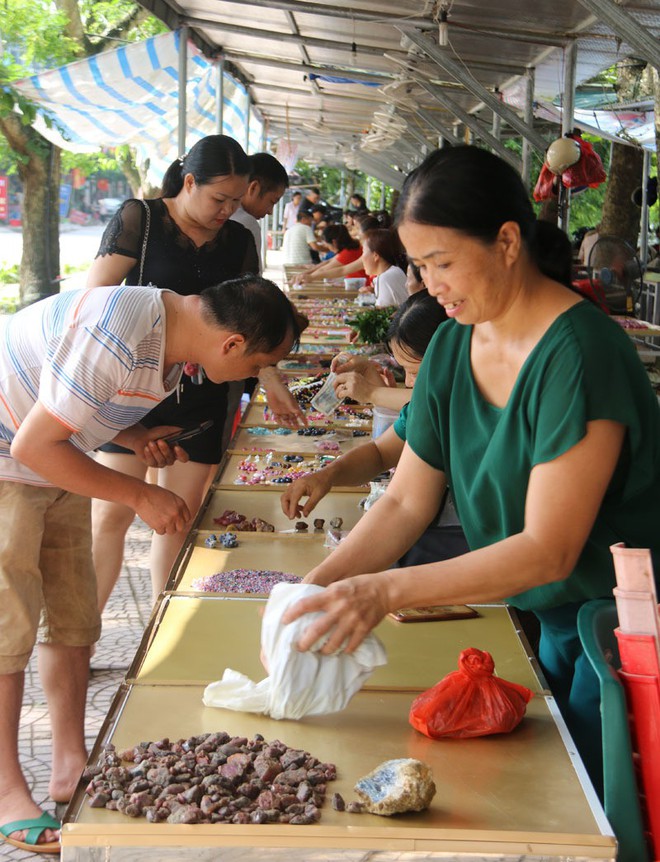 Bất ngờ những món hàng nhỏ xíu giá tiền tỷ trong khu chợ quê ở Yên Bái - Ảnh 4.