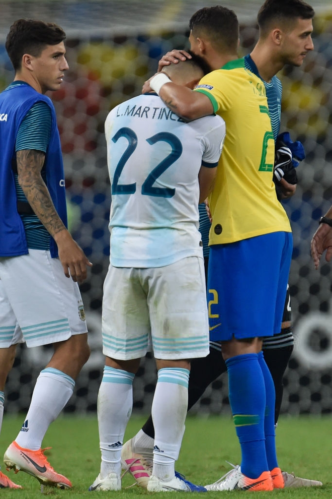 Xót xa trước cảnh tượng đồng đội của Messi ôm mặt khóc nấc sau khi đội nhà bị loại đau đớn tại bán kết cúp Nam Mỹ - Ảnh 2.
