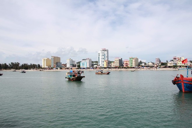 Quảng Ninh cấm tàu, ngàn du khách muốn trải nghiệm đón bão ở Cô Tô - Ảnh 2.