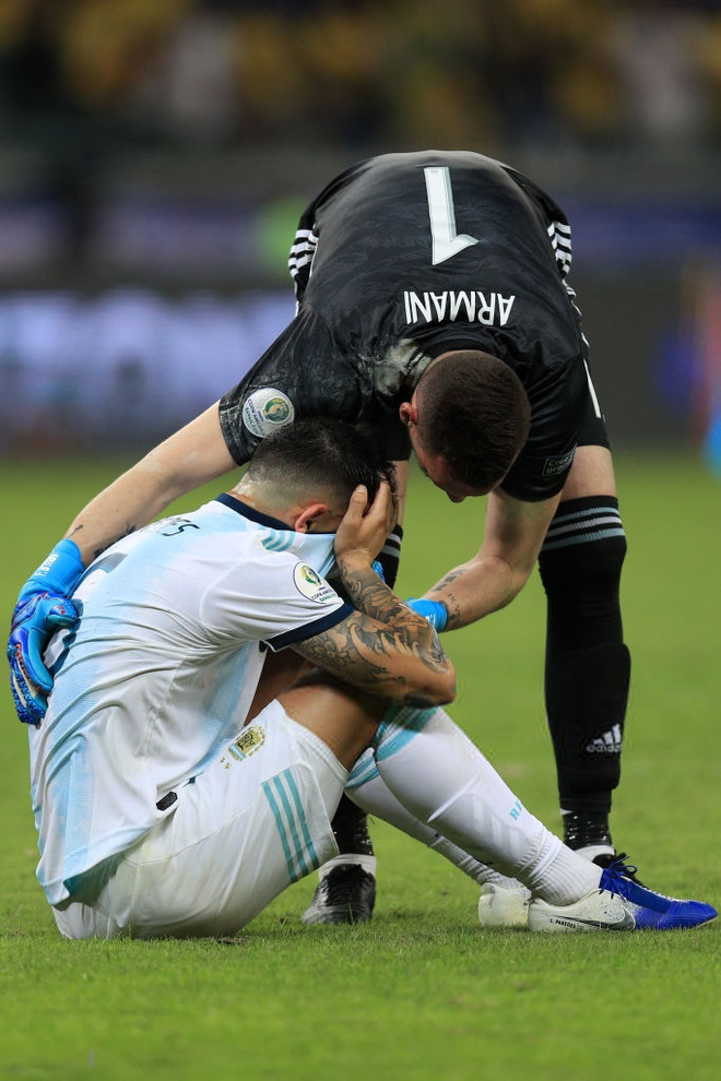 Xót xa trước cảnh tượng đồng đội của Messi ôm mặt khóc nấc sau khi đội nhà bị loại đau đớn tại bán kết cúp Nam Mỹ - Ảnh 4.