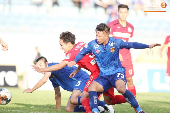 Xuân Trường trầm ngâm theo dõi đồng đội thi đấu trong ngày HAGL thất bại trước Quảng Nam FC - Ảnh 5.