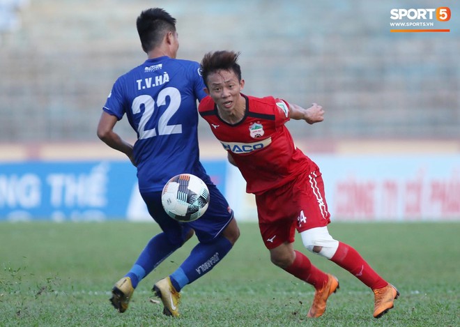 Xuân Trường trầm ngâm theo dõi đồng đội thi đấu trong ngày HAGL thất bại trước Quảng Nam FC - Ảnh 6.