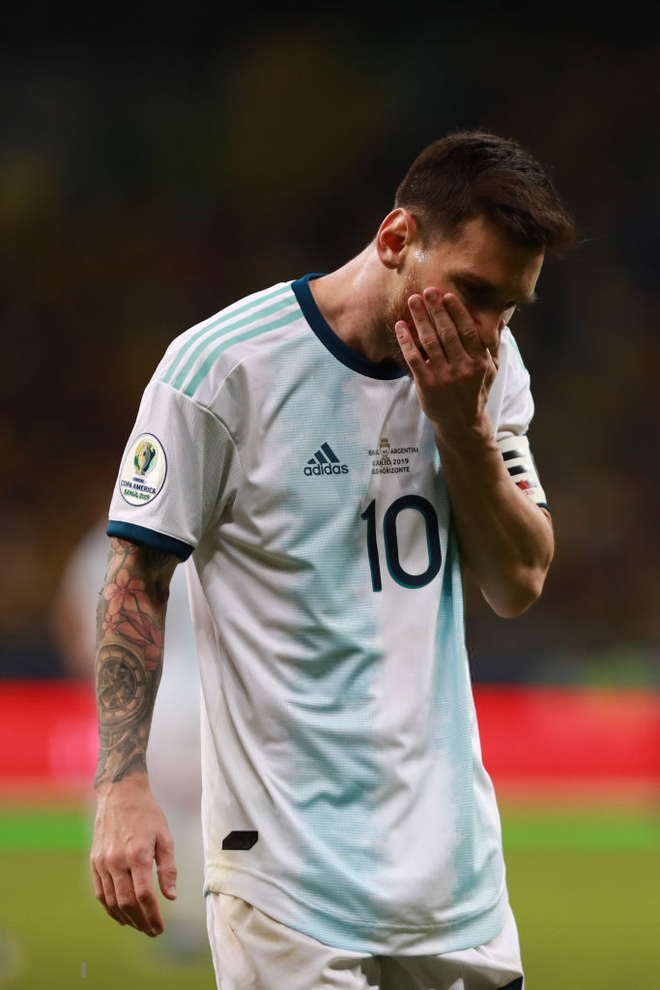 Xót xa trước cảnh tượng đồng đội của Messi ôm mặt khóc nấc sau khi đội nhà bị loại đau đớn tại bán kết cúp Nam Mỹ - Ảnh 6.