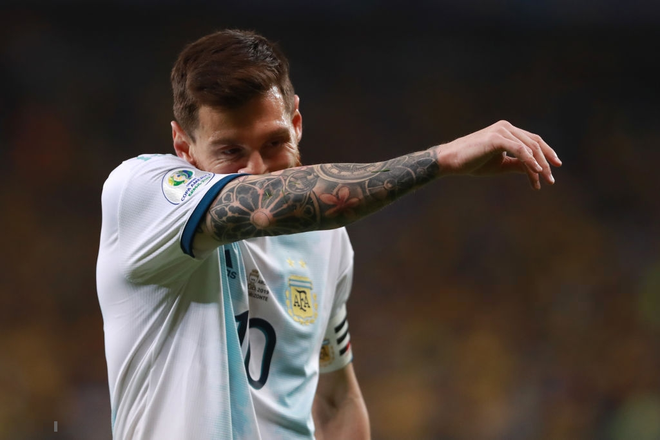 Xót xa trước cảnh tượng đồng đội của Messi ôm mặt khóc nấc sau khi đội nhà bị loại đau đớn tại bán kết cúp Nam Mỹ - Ảnh 7.