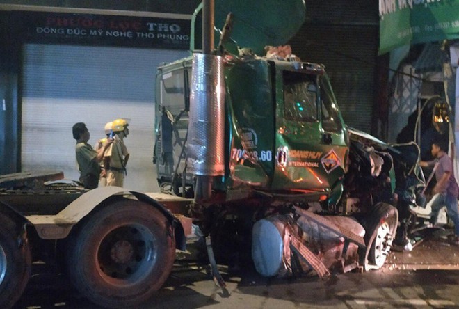 Xe container lao xuyên thủng nhà dân ở Sài Gòn, nhiều người mắc kẹt - Ảnh 2.