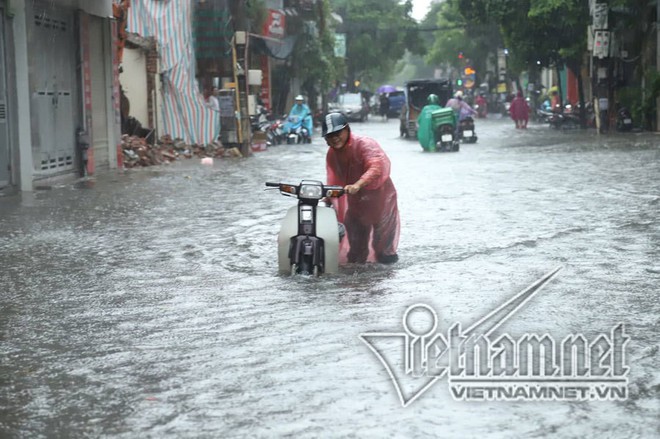 Hà Nội mưa cực to, xe máy chìm nghỉm trong biển nước - Ảnh 11.