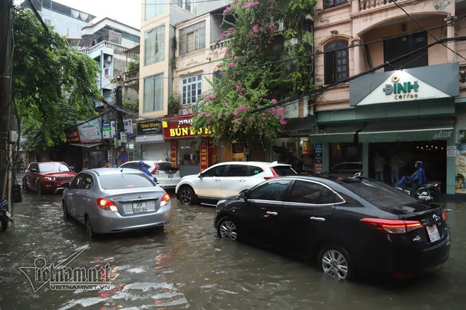 Hà Nội mưa cực to, xe máy chìm nghỉm trong biển nước - Ảnh 9.