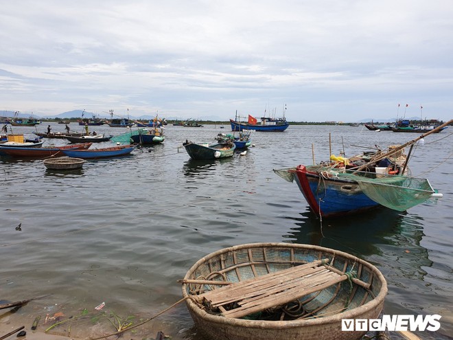 Sụt lún bất thường nơi hạ nguồn sông, bồi xói khôn lường giữa biển ở Quảng Nam - Ảnh 1.