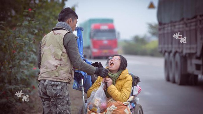 Chàng trai đưa người yêu bị liệt đi khắp đất nước suốt 4 năm - Ảnh 9.