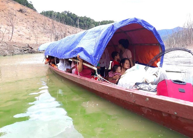 Lòng hồ lớn nhất Bắc Trung Bộ cạn trơ đáy, dân phải lội bùn cả cây số để đi - Ảnh 12.