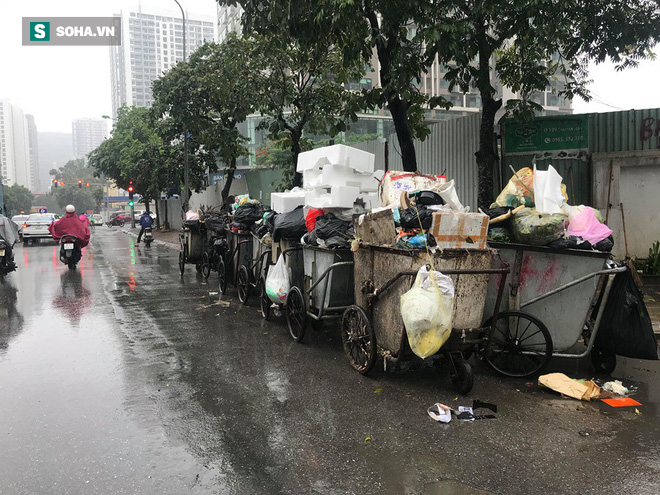 Dân tiếp tục chặn xe vào bãi rác Nam Sơn sau đối thoại, rác trong nội đô tràn xuống đường - Ảnh 6.