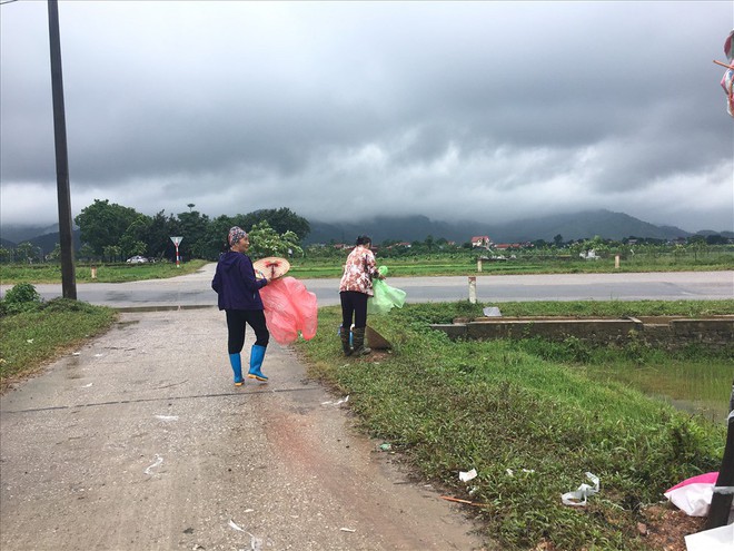 Người dân vẫn ngăn không cho xe vào bãi rác Nam Sơn - Ảnh 2.