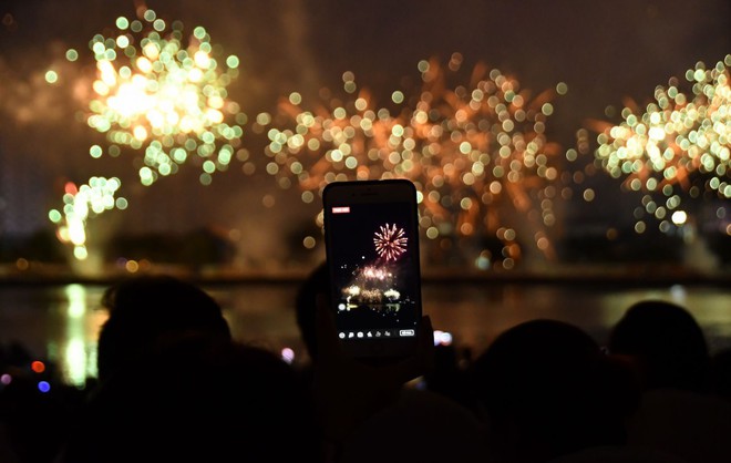Khán giả thỏa sức trải nghiệm 4G Viettel tại lễ hội pháo hoa Đà Nẵng - Ảnh 2.