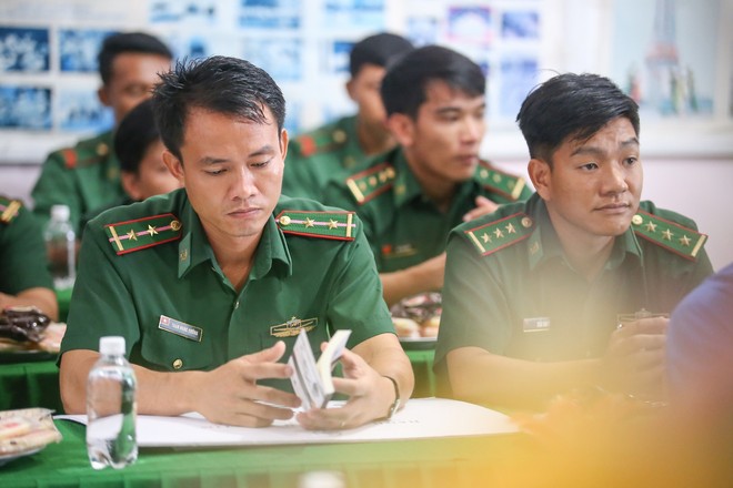 Hành trình Từ Trái Tim: Tiếp tục trao tặng hàng chục ngàn quyển sách quý đến vùng biển đảo phía Nam và Tây Nam - Ảnh 8.