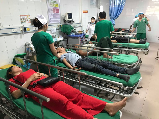 Vụ xe khách chở đoàn du lịch gặp nạn: Chuyển toàn bộ nạn nhân ra Hà Nội điều trị - Ảnh 2.