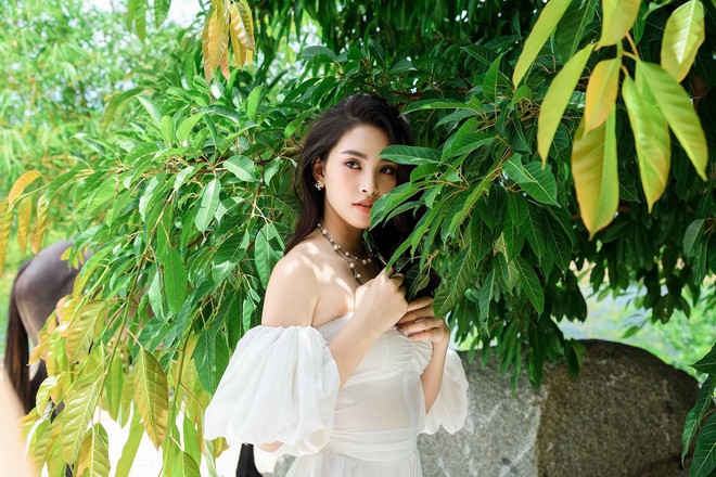 Hoa hậu Tiểu Vy khoe vai trần quyến rũ ở tuổi 19 - Ảnh 1.