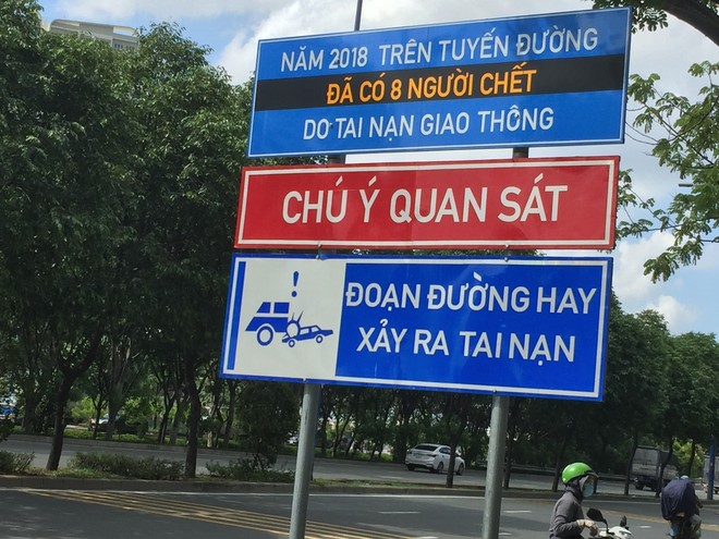 Biển báo lạ cảnh báo TNGT chết người trên đại lộ Mai Chí Thọ - Ảnh 1.