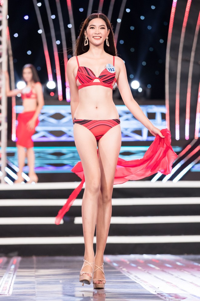 Bạn gái cầu thủ Trọng Đại cùng dàn ứng viên Miss World Vietnam nóng bỏng với bikini - Ảnh 3.