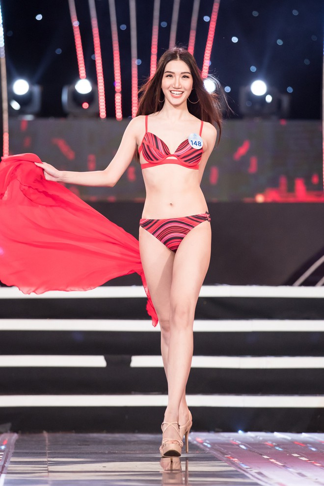 Bạn gái cầu thủ Trọng Đại cùng dàn ứng viên Miss World Vietnam nóng bỏng với bikini - Ảnh 2.