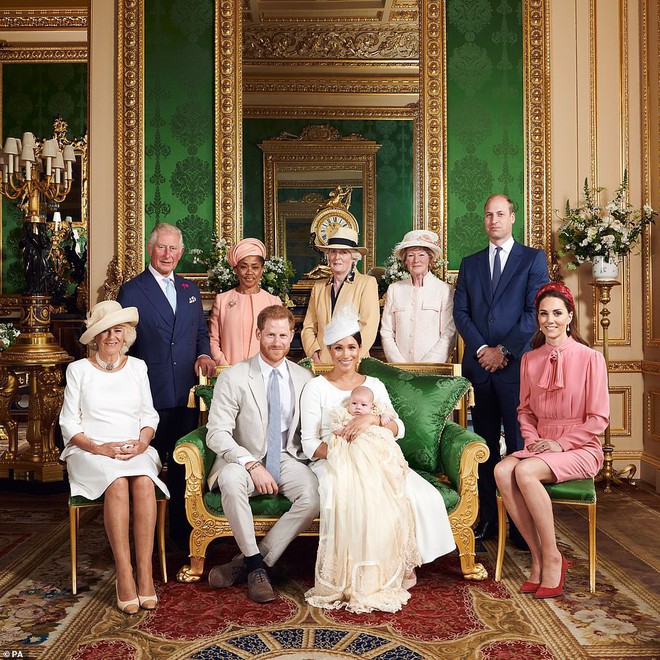 Vẻ mặt “bất thường” của vợ chồng Công nương Kate và gia đình khi chụp cùng bé Archie trở thành đề tài HOT, xôn xao cộng đồng mạng - Ảnh 1.