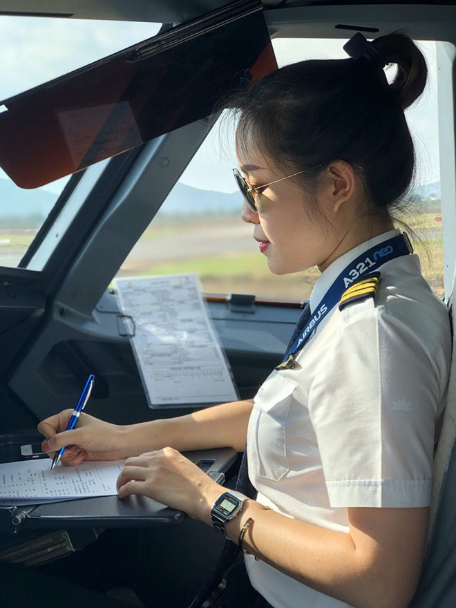 Nữ cơ phó 9x xinh đẹp: Từng không nghĩ sẽ làm phi công - Ảnh 2.