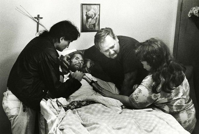 Khoảnh khắc người cha ôm chặt con trai trên giường bệnh và câu chuyện phía sau bức ảnh làm thay đổi nhận thức về căn bệnh thế kỉ HIV/AIDS - Ảnh 3.